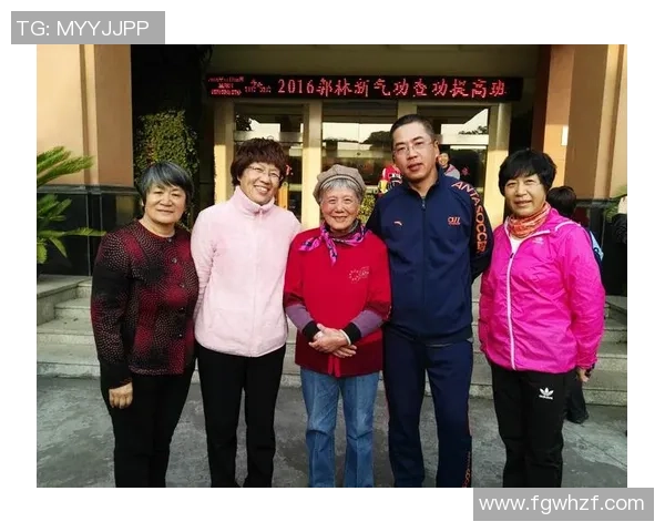 足球明星偶遇恩师感慨万千重温昔日课堂时光